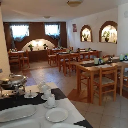 بيت ضيافة Yorki Panzio Alsóörs