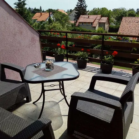 بيت ضيافة Yorki Panzio Alsóörs